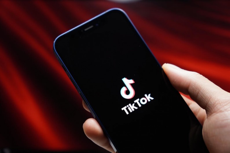 TikTok wprowadza nowe opcje filtrowania treści, aby zadbać o dobre samopoczucie młodszych użytkowników