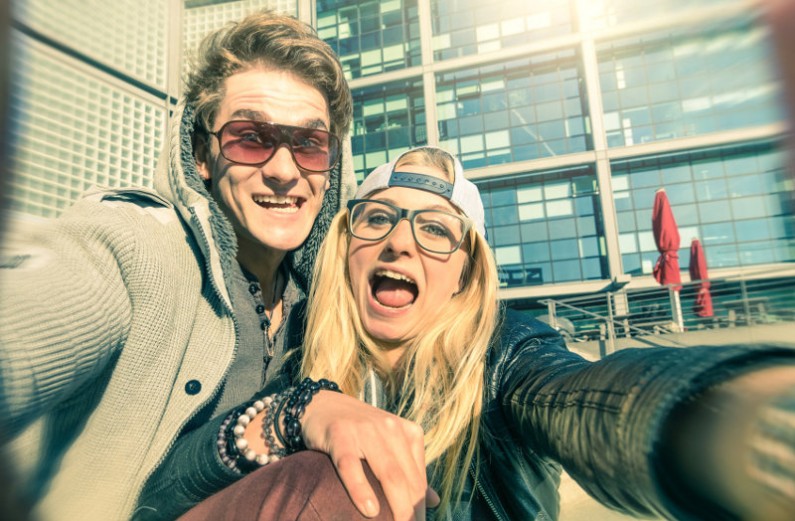 Obsesyjna moda na selfie prowadzi do absurdów! Jak nie popełnić faux pas?