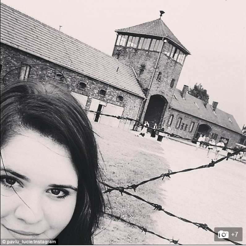 Selfie w Auschwitz – zabronione czy dozwolone?