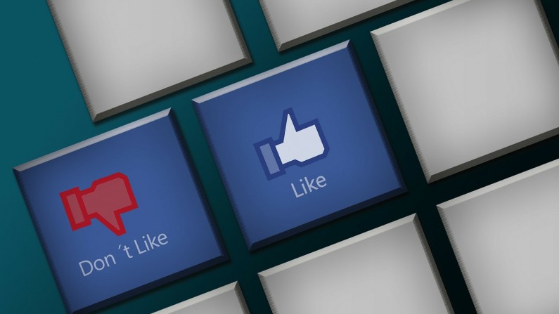 Facebook filtruje newsy. Czy w ten sposób zakłamuje rzeczywistość?