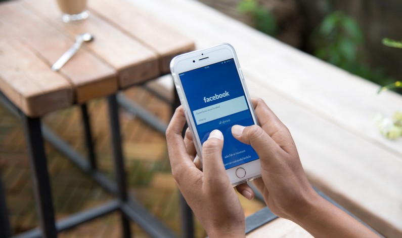 Facebook testuje reklamy w Facebook Live