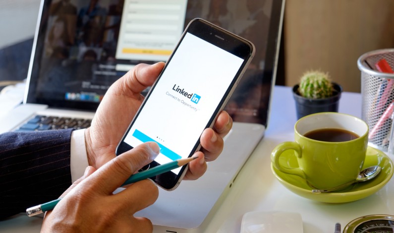 LinkedIn chce, by użytkownicy dodawali do postów hashtagi?
