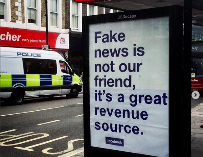 Brytyjski artysta uliczny modyfikuje treść plakatów reklamowych Facebooka