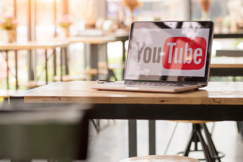 W jaki sposób serwis YouTube walczy z dezinformacją?