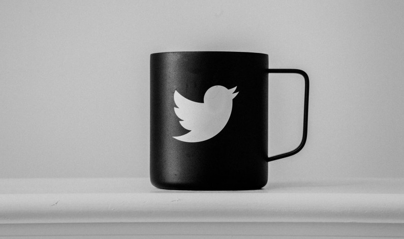 Nowy proces weryfikacji kont na Twitterze daje niebieski znacznik botom