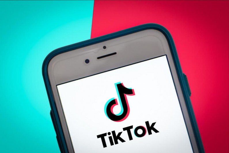 TikTok pozwoli oznaczać inne profile w klipach wideo