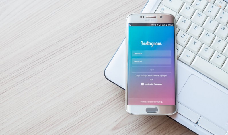 Instagram ulepsza naklejki z linkiem i pozwoli dodać swój niestandardowy tekst
