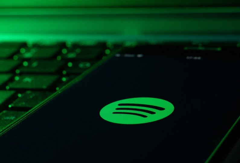 Spotify doda ostrzeżenie przed treściami o COVID-19. To efekt afery z Joe Roganem