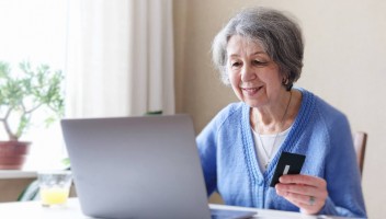Seniorzy coraz bardziej lubią zakupy online i nowoczesne sposoby płatności