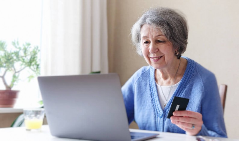 Seniorzy coraz bardziej lubią zakupy online i nowoczesne sposoby płatności