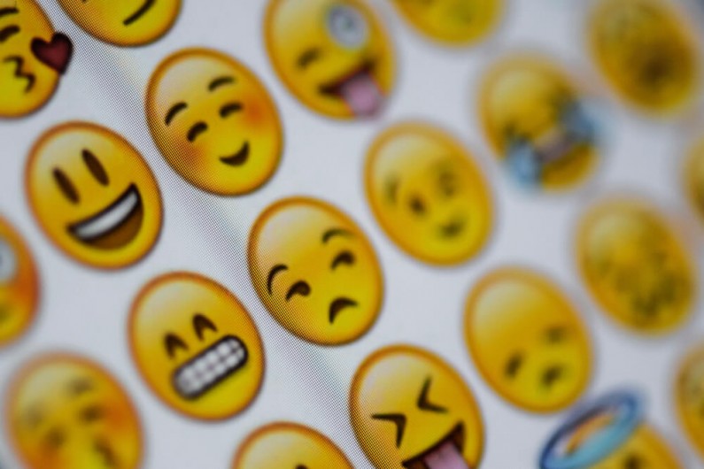 WhatsApp pozwoli zareagować na wiadomość dowolnie wybraną emoji