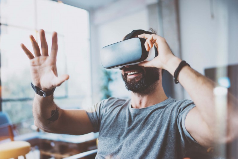 Wirtualna rzeczywistość w biznesie – jakie daje możliwości?