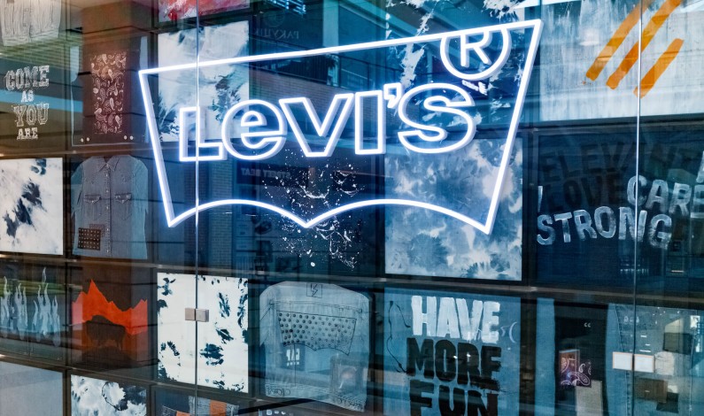 Levi’s stawia na cyfrowych modeli. Czy branżę fashion czekają poważne zmiany?    
