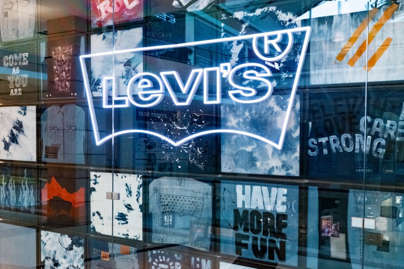 Levi’s stawia na cyfrowych modeli. Czy branżę fashion czekają poważne zmiany?    