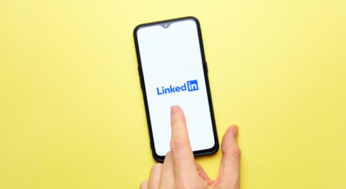 telefon z logo LinkedIn na żółtym tle