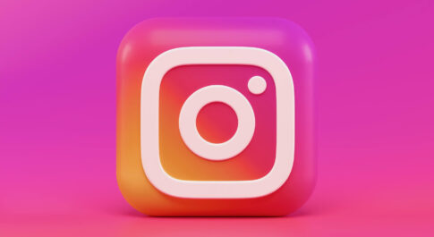 logo Instagrama na różowym tle