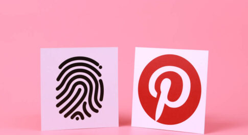 Dwie tabliczki na różowym tle. Jedna z odciskiem palców, druga z logo Pinteresta