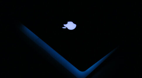 logo apple, podświetlane, na czarnym tle
