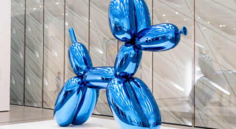 rzeźba niebieskiego psa, przypominająca figurkę z balonów