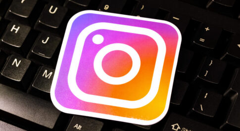 logo Instagrama na czarnej klawiaturze od komputera