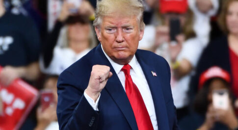 zdjęcie Donalda Trumpa wznoszącego pięść do góry, w geście zwycięstwa