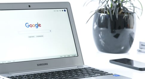 komputer z witryną Google