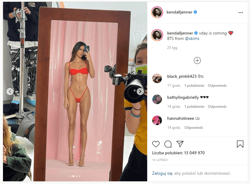 Zdjęcie przedstawiające Kendall Jenner w stroju kąpielowym.