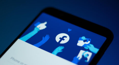 logo Facebooka na ekranie smartfona, Kto oglądał Twój profil Facebook?