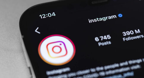smartfon z widokiem Instagrama i zweryfikowanego profilu
