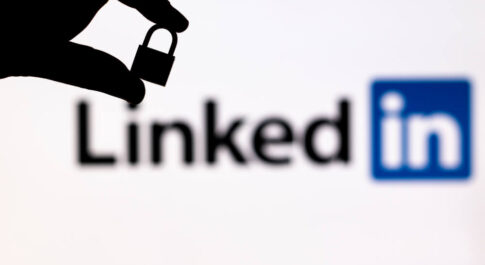 Logo LinkedIn, obok ręka trzymająca kłódkę.