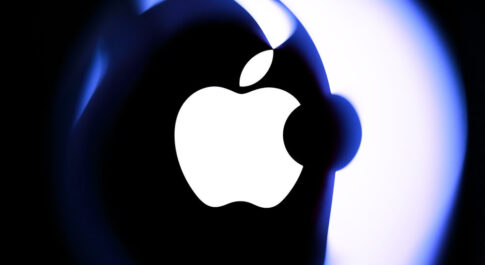 Białe, podświetlone logo Apple, na ciemnym tle.