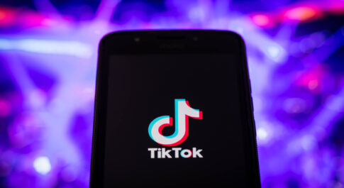 smartfon z aplikacją TikToka