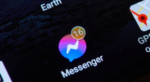 Ikona Messengera, pokazująca aż 16 nieodczytanych wiadomości, na ekranie telefonu.