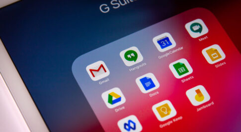Smartfon na którym wyświetlają się ikony z usługi G Suite