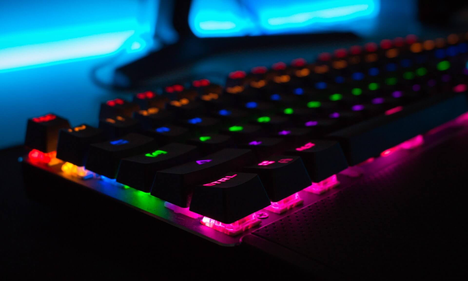 Podświetlana na kolorowo klawiatura gamingowa. 