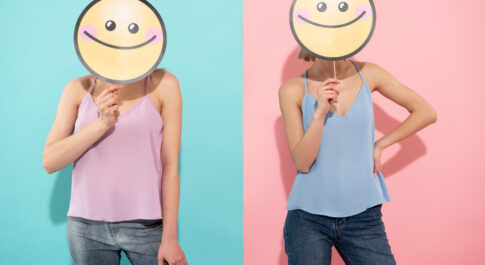 Ekran podzielony na dwa. Po prawej stronie, na różowej ścianie, stoi kobieta z minką emoji zakrywającą jej twarz. Po lewej, na ścianie miętowej, podobnie.