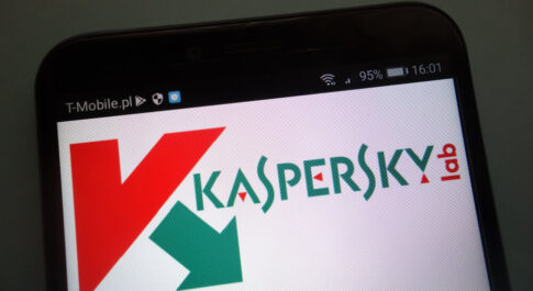 Telefon z włączonym oprogramowaniem Kaspersky.