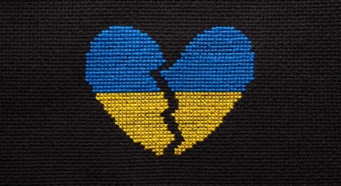 Zdjęcie przedzielone na pół, w kolorach flagi Ukrainy, na czarnym tle.