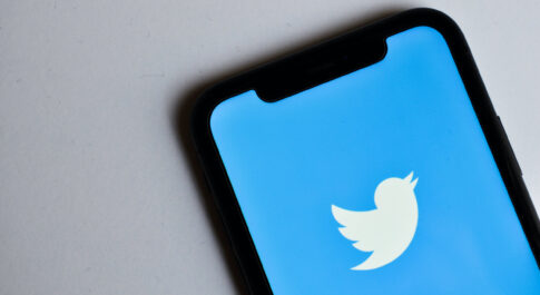 smartfon z logo Twitter na ekranie
