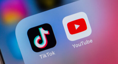 Ikony TikToka i YouTube na telefonie.