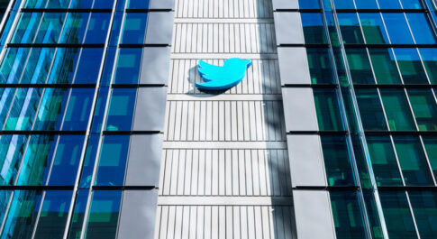 Budynek przeszklony z logo Twittera.