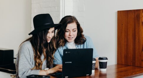Dwie kobiety patrzące na ekran komputera