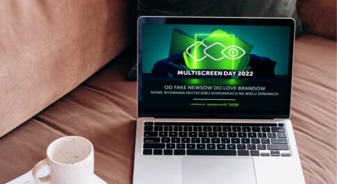 leżący na sofie laptop z grafiką konferencji Multiscreen Day 2022