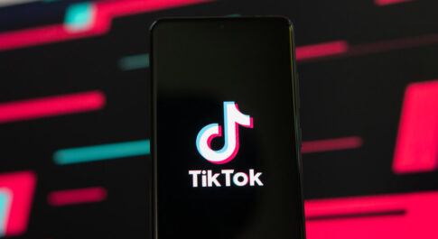 Telefon z logo TikToka.