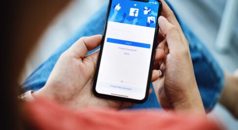Smartfon z ekranem logowania do Facebooka
