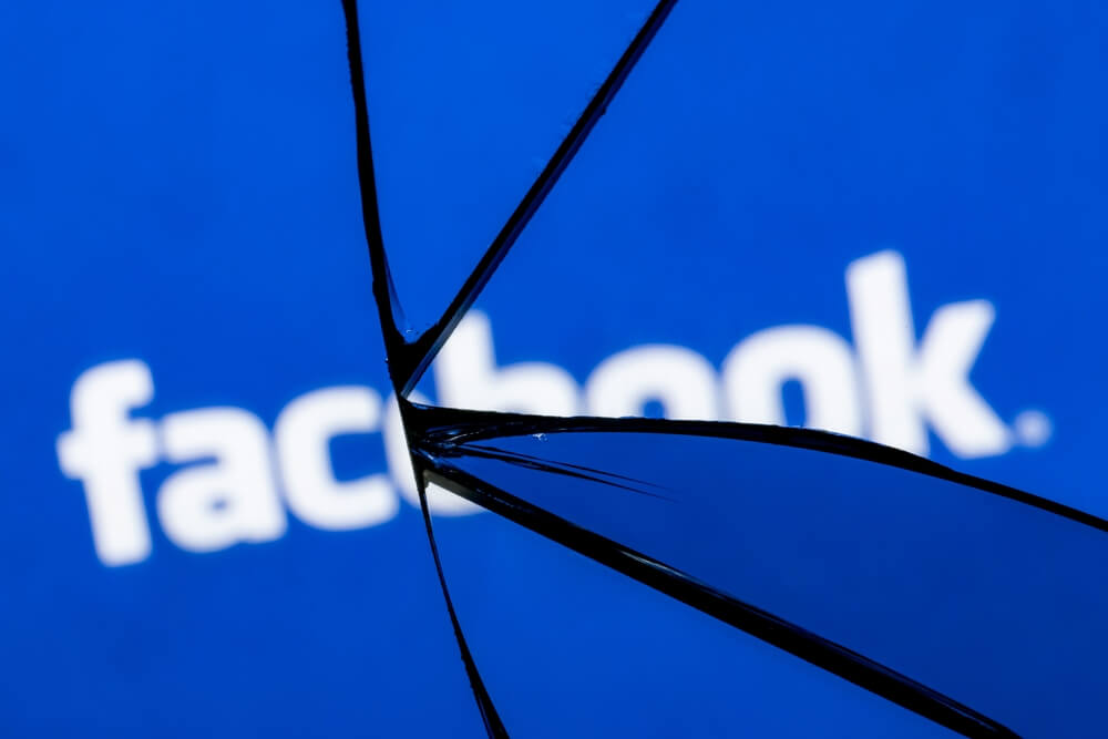 Zbite szkło na logo Facebooka, kto usunął nas z Facebooka