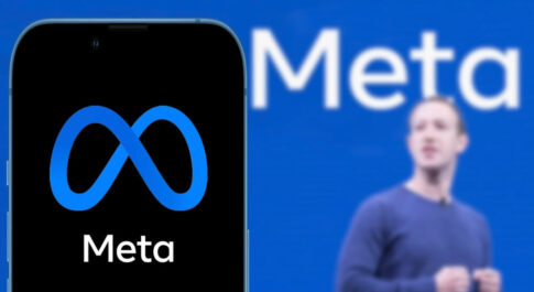 Telefon z logo Meta, po prawej Zuckerberg. W tle niebieskie tło z logo Meta.