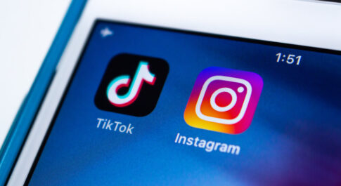 Na telefonie dwie ikony przedstawiające TikToka i Instagrama.