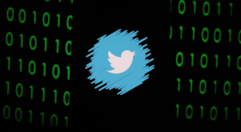 na czarnym tle, hakerskim, logo Twittera w kółku.