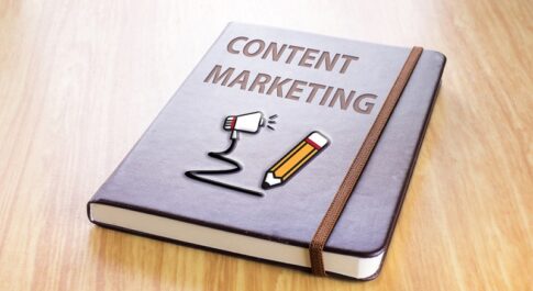 Brązowy notatnik z napisem content marketing